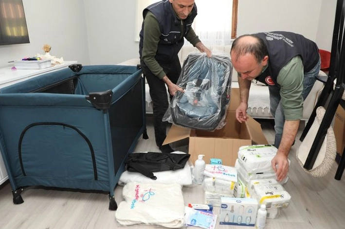 İstanbul Büyükşehir Belediyesi'nin yeni doğan bebeklere yönelik destek paketi dağıtımından bir görsel.