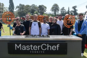 İzmir Büyükşehir Belediye Başkanı Dr. Cemil Tugay, Kültürpark'ta düzenlenen MasterChef Şeflerin Rotası İzmir etkinliğinde şeflerle ve vatandaşlarla bir araya geldi.