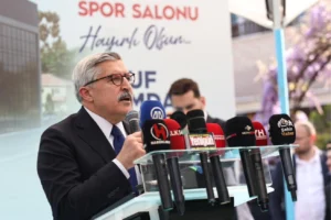 AK Parti Genel Başkan Yardımcısı Hüseyin Yayman'ın konuşması ve partililerle çekilen hatıra fotoğrafı