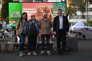Manisa Mesir Festivali'nde sanatçıların ve Manisa Büyükşehir Belediyesi yetkililerinin katıldığı söyleşi etkinliği