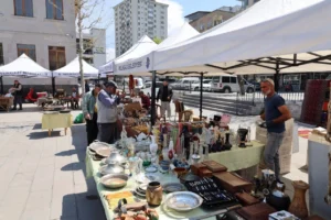 Kayseri Melikgazi Antika Pazarı'nda sergilenen antika ürünler ve ziyaretçiler