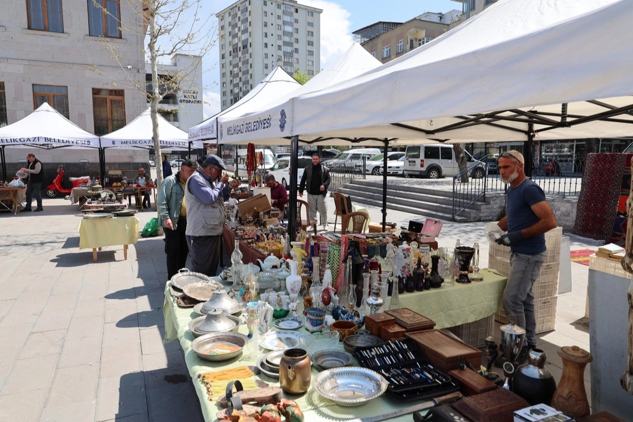 Kayseri Melikgazi Antika Pazarı'nda sergilenen antika ürünler ve ziyaretçiler