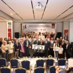 Mesir Satranç Turnuvası'nda şampiyon Vugar Rasulov kupasını alırken