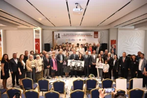 Mesir Satranç Turnuvası'nda şampiyon Vugar Rasulov kupasını alırken