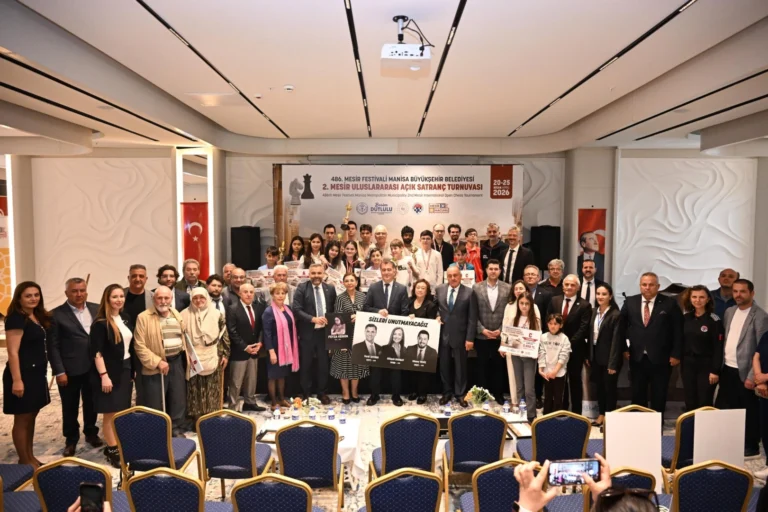 Mesir Satranç Turnuvası'nda şampiyon Vugar Rasulov kupasını alırken