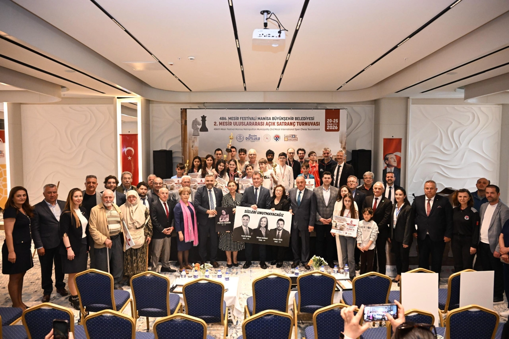 Mesir Satranç Turnuvası'nda şampiyon Vugar Rasulov kupasını alırken