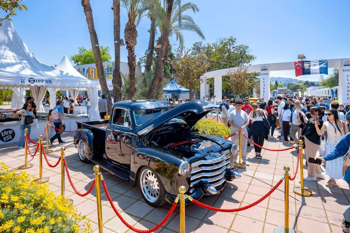 İzmir'de düzenlenen klasik otomobil sergisinden bir kesit