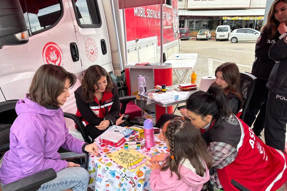 Bursa Harmancık'ta Mobil Sosyal Hizmet Merkezi aracının tanıtımından genel görünüm.