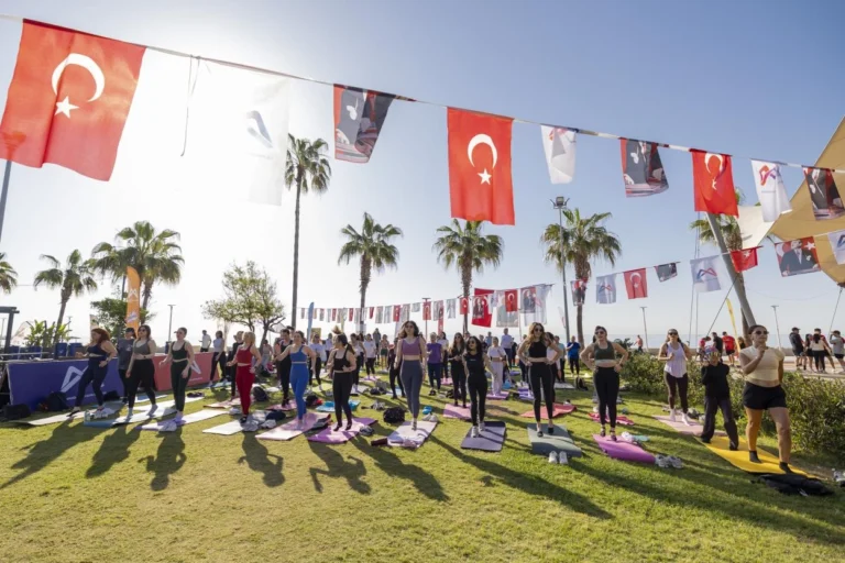 Mersin'de düzenlenen Bahar Spor Şenliği'nde vatandaşlar spor aktivitelerine katılıyor.