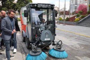 Melikgazi Belediyesi'nin yeni aldığı çok amaçlı mini yol süpürme araçları