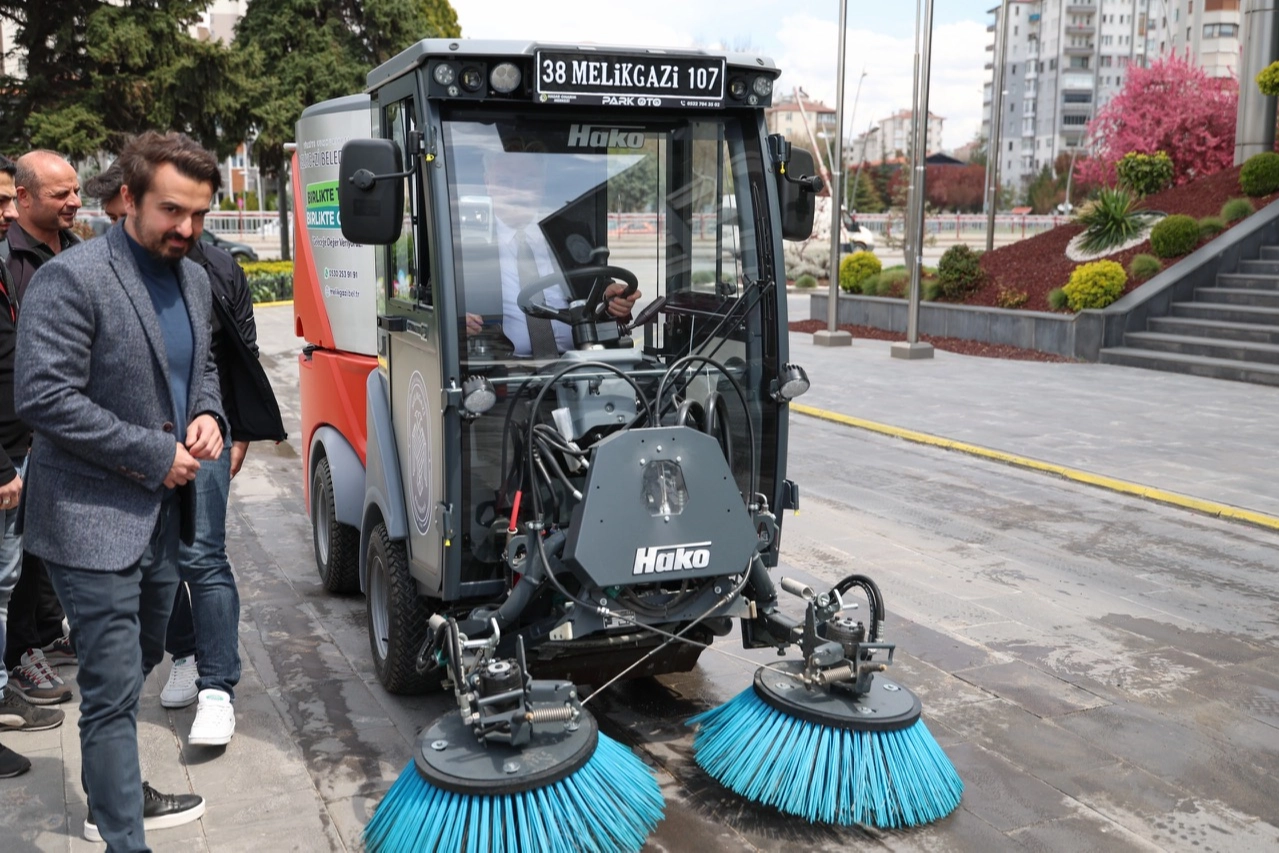 Melikgazi Belediyesi'nin yeni aldığı çok amaçlı mini yol süpürme araçları