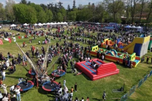 Bursa İnegöl'de 23 Nisan Ulusal Egemenlik ve Çocuk Bayramı kapsamında düzenlenen şenlikten genel görünüm