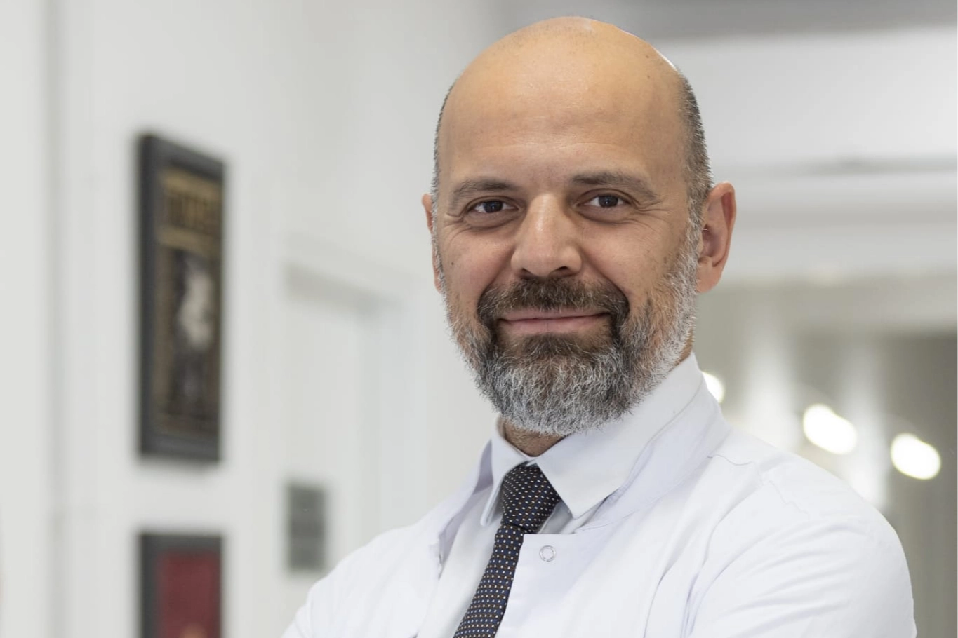 El uyuşmalarının nedenleri ve tedavi yöntemleri hakkında bilgi veren Beyin ve Sinir Cerrahisi Uzmanı Prof. Dr. Selçuk Göçmen