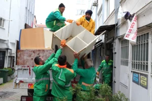 Osmangazi Belediyesi ekipleri Nalbantoğlu Mahallesi'ndeki çöp evi temizliyor