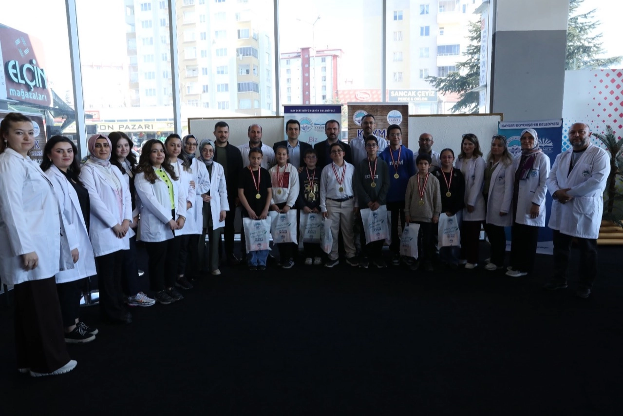 KAYMEK Akıl Oyunları Turnuvası'nda ortaokul öğrencileri zihinsel becerilerini sergiliyor.