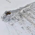 Ordu'da Çambaşı-Yeşilce yolunda karla mücadele ekipleri, 4 metreyi bulan kar yığınlarını temizliyor.