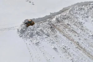Ordu'da Çambaşı-Yeşilce yolunda karla mücadele ekipleri, 4 metreyi bulan kar yığınlarını temizliyor.