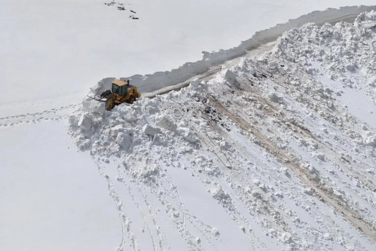 Ordu'da Çambaşı-Yeşilce yolunda karla mücadele ekipleri, 4 metreyi bulan kar yığınlarını temizliyor.