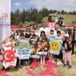 Denizli'de 23 Nisan Ulusal Egemenlik ve Çocuk Bayramı kutlamaları kapsamında Pamukkale'de uçurtma şenliği ve Çamlık Kent Ormanı'nda çocuk şenliği düzenlendi.