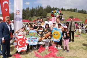 Denizli'de 23 Nisan Ulusal Egemenlik ve Çocuk Bayramı kutlamaları kapsamında Pamukkale'de uçurtma şenliği ve Çamlık Kent Ormanı'nda çocuk şenliği düzenlendi.