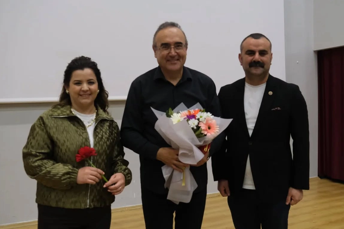 Sunay Akın, Uzunköprü'de Cumhuriyet'in kuruluş ruhunu anlattı.