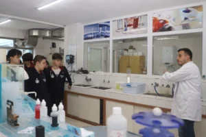 Trabzon'da öğrenciler, TİSKİ Esiroğlu İçme Suyu Arıtma Tesisini ziyaret ederek suyun arıtılma süreçlerini öğrendi.