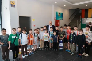 Gebze Belediye Başkanı Zinnur Büyükgöz, Sümeyye Boyacı Yarı Olimpik Yüzme Havuzu'nda eğitim alan minik yüzücülerle bir araya geldi.