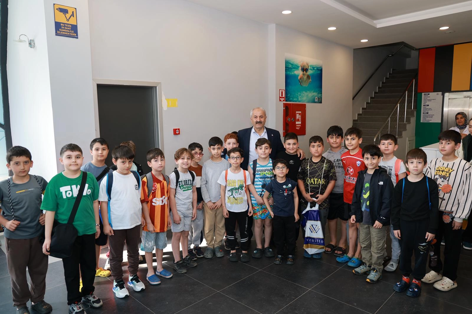 Gebze Belediye Başkanı Zinnur Büyükgöz, Sümeyye Boyacı Yarı Olimpik Yüzme Havuzu'nda eğitim alan minik yüzücülerle bir araya geldi.