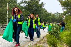 Bornova'da çevre temizliği etkinliği: Belediye Başkanı Ömer Eşki ve katılımcılar temiz bir gelecek için çalışıyor.