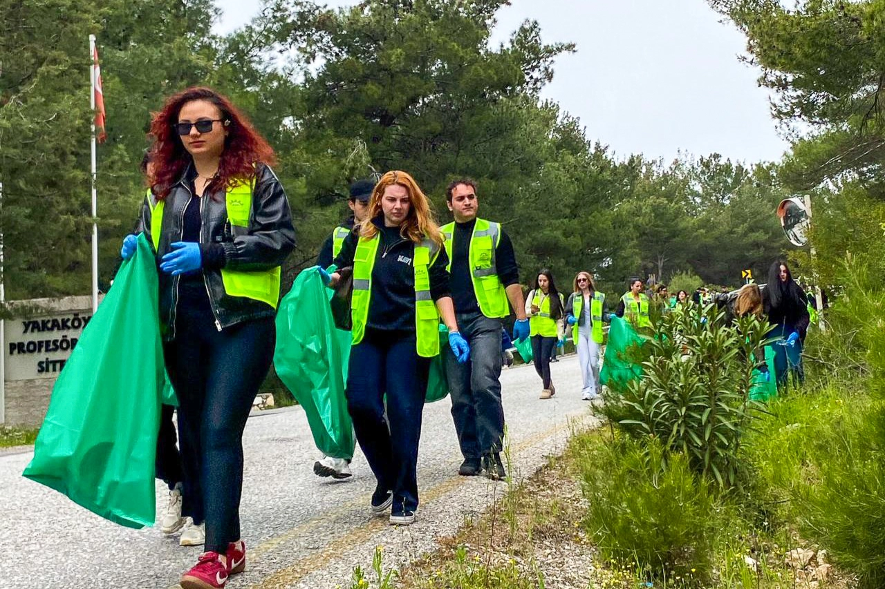 Bornova'da çevre temizliği etkinliği: Belediye Başkanı Ömer Eşki ve katılımcılar temiz bir gelecek için çalışıyor.