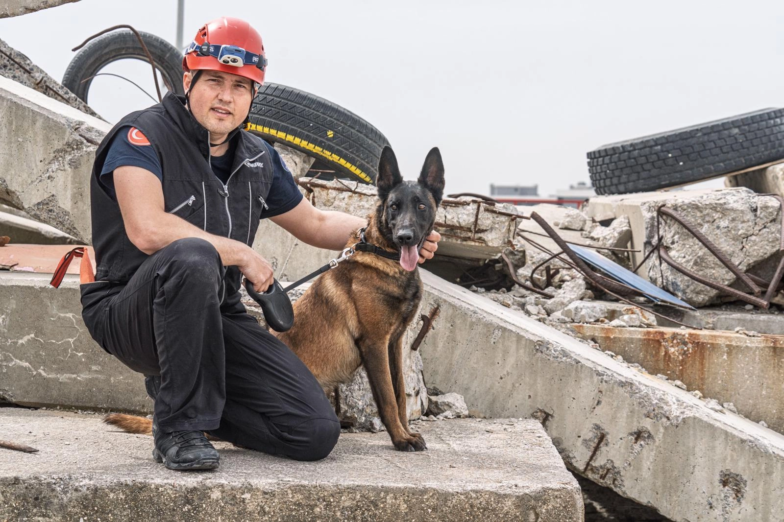 İzmir Büyükşehir Belediyesi K9 birimi tarafından enkaz altında arama kurtarma eğitimi alan Belçika kurdu Momo