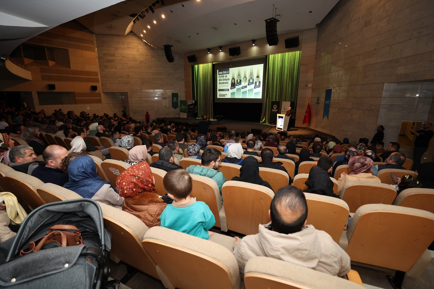 Karatay Belediyesi'nde düzenlenen aile gelişim akademisi programında aile içi iletişim ve sevgi-sınır dengesi ele alındı.
