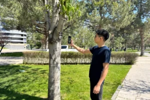 Kayseri'de Recep Tayyip Erdoğan Millet Bahçesi ve Kadir Has Kültür Parkı'ndaki ağaçlara yerleştirilen karekodlar aracılığıyla dijital bilgilendirme yapılıyor.