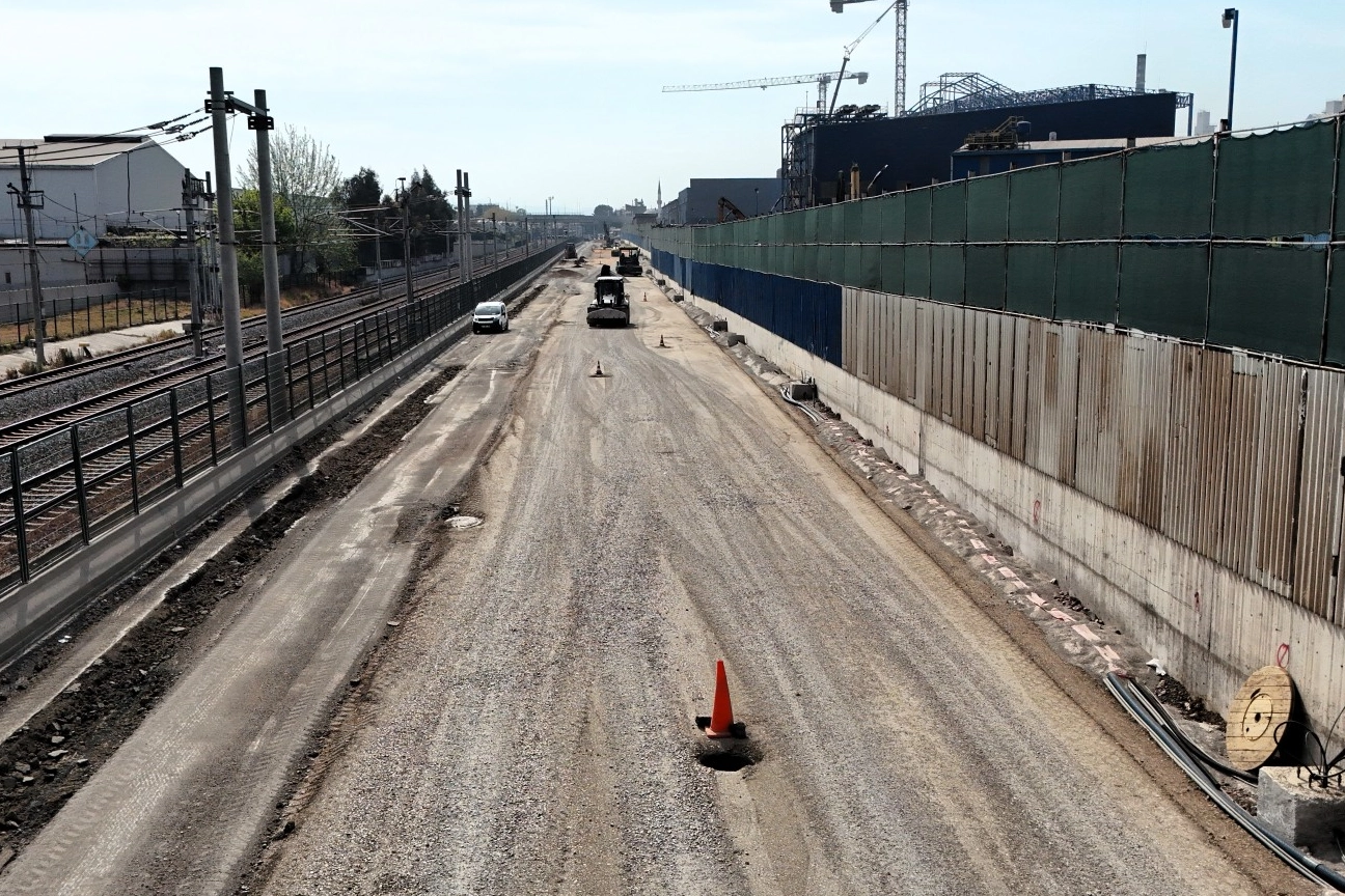 Kocaeli Darıca Dutluk Sokak'ta devam eden üstyapı yenileme ve asfalt çalışmaları