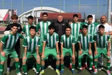 Bursa Spor Lisesi öğrencileri futbol sahasında Türkiye finallerine yükseldi.