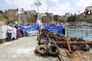 Antalya Kaleiçi Yat Limanı'nda deniz dibi temizliği sonrası çıkarılan 5 ton çöp