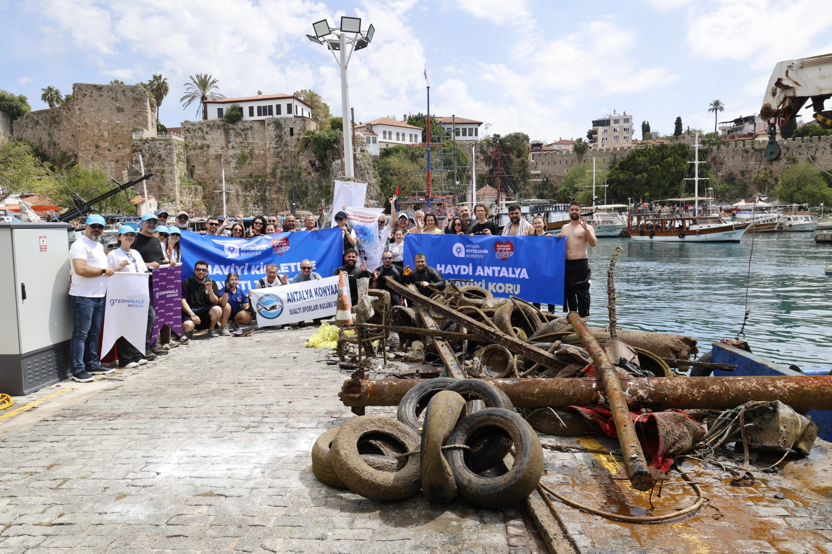Antalya Kaleiçi Yat Limanı'nda deniz dibi temizliği sonrası çıkarılan 5 ton çöp