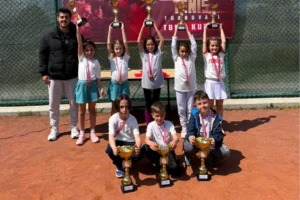 Osmangazi Belediyesporlu genç tenisçiler, 23 Nisan Kupası'nda kazandıkları madalyalarla objektiflere gülümsüyor.