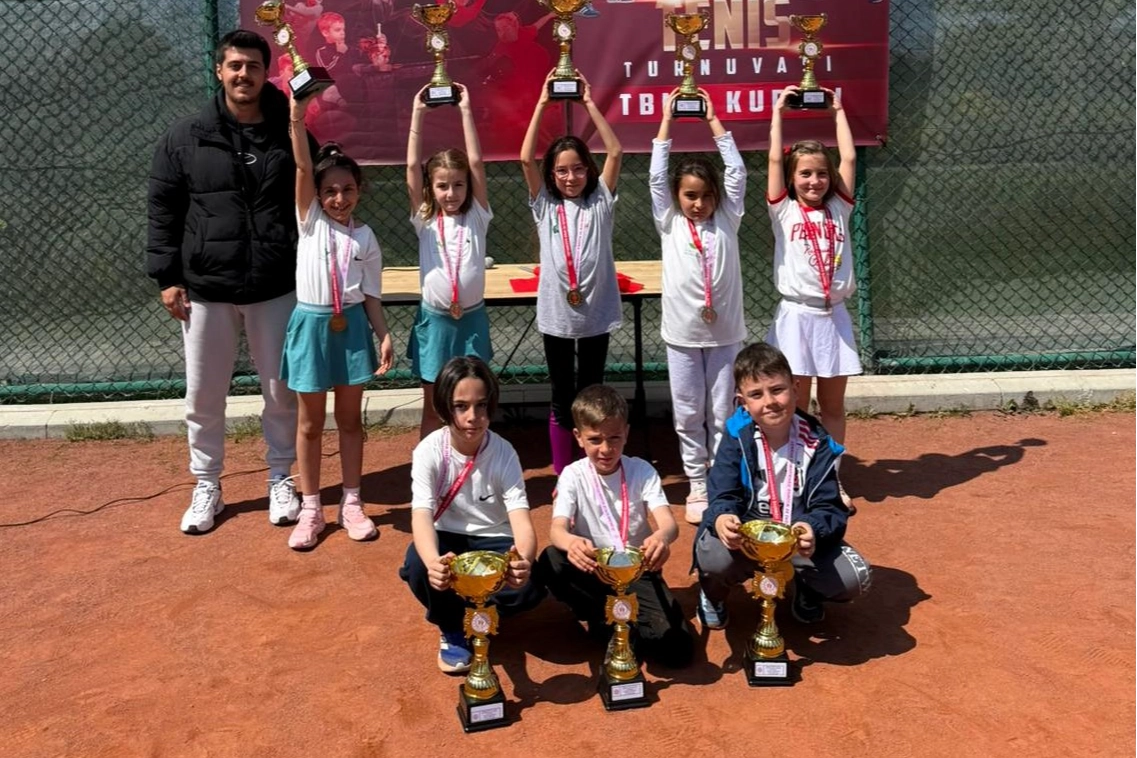 Osmangazi Belediyesporlu genç tenisçiler, 23 Nisan Kupası'nda kazandıkları madalyalarla objektiflere gülümsüyor.