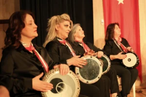 Ahenka Kadın Ritim Topluluğu'nun Osmangazi'deki gösterisinden bir sahne