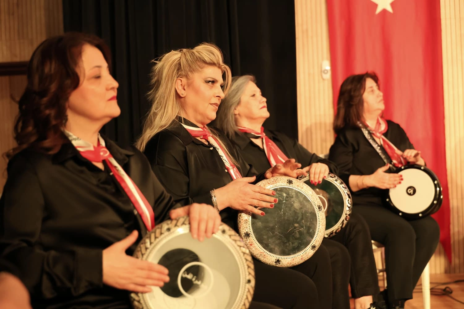 Ahenka Kadın Ritim Topluluğu'nun Osmangazi'deki gösterisinden bir sahne