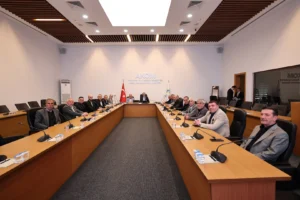 Sakarya Büyükşehir Belediye Başkanı Yusuf Alemdar, Serdivan muhtarlarını AKOM'da ağırladı.