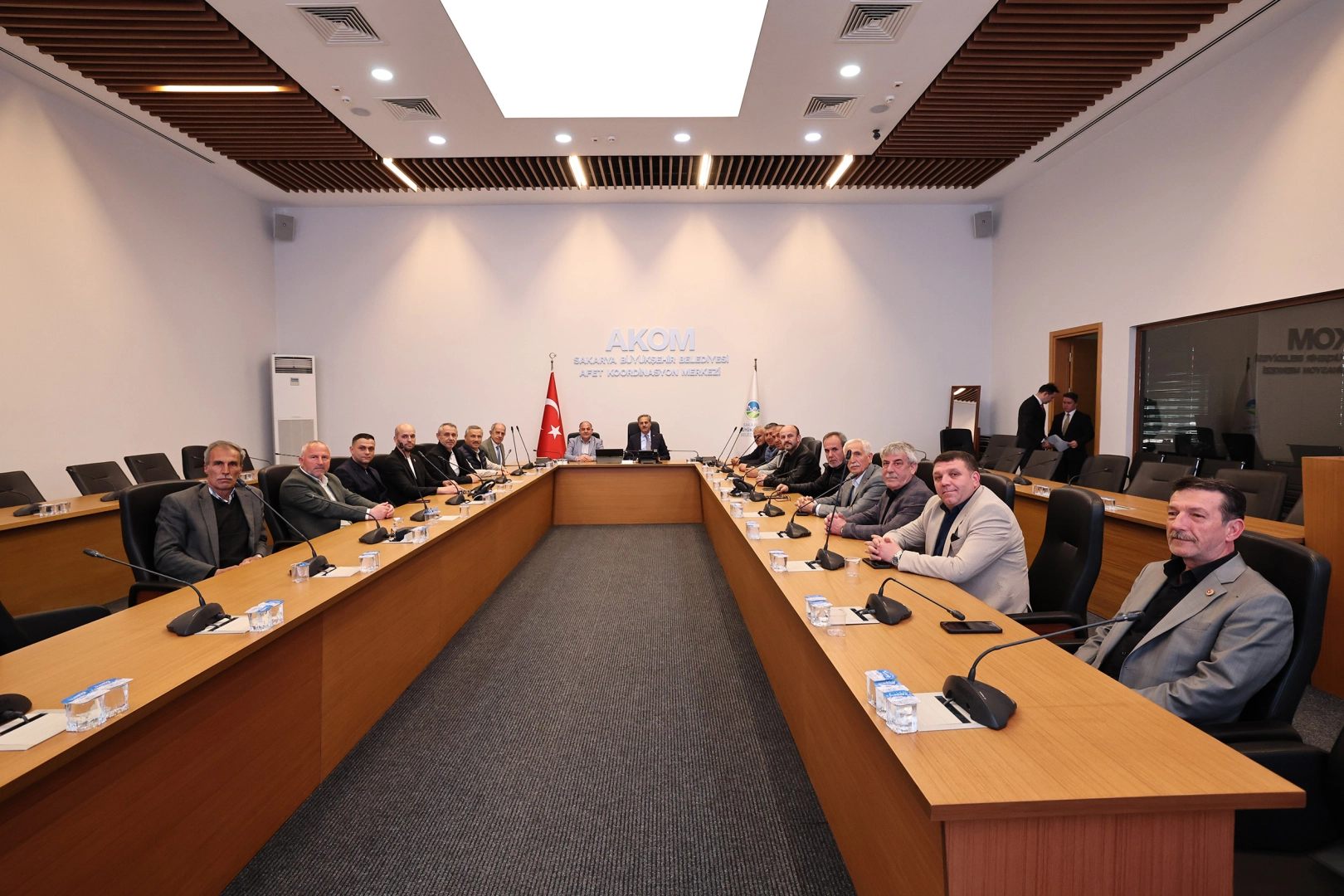 Sakarya Büyükşehir Belediye Başkanı Yusuf Alemdar, Serdivan muhtarlarını AKOM'da ağırladı.