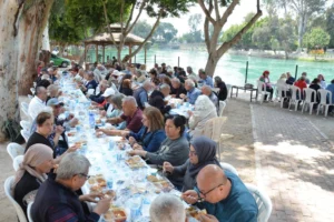 Mersin Emekli Evleri üyeleri Tarsus Doğa Parkı'nda gezerken