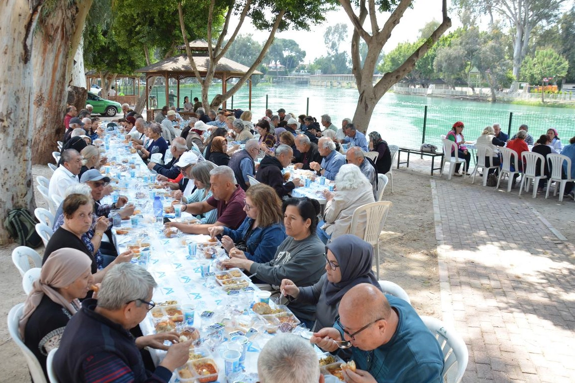 Mersin Emekli Evleri üyeleri Tarsus Doğa Parkı'nda gezerken