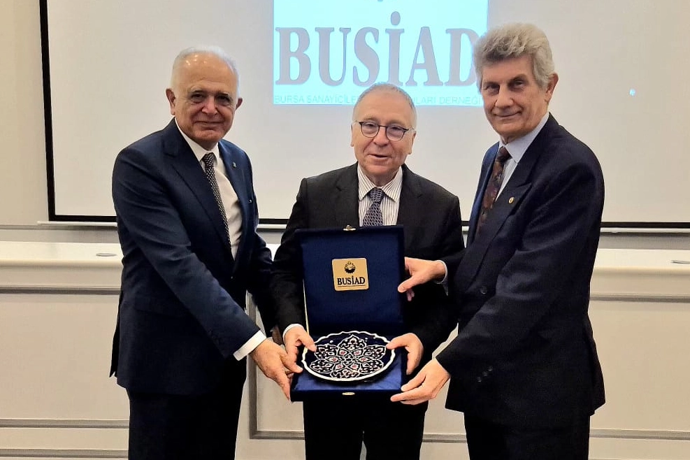 BUSİAD Yüksek Danışma Kurulu yeni başkanı Buğra Küçükkayalar ve önceki başkan Ergun Hadi Türkay