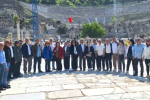 Bornova Muhtarlar Akademisi mezunları Selçuk'ta düzenlenen geziye katıldı.