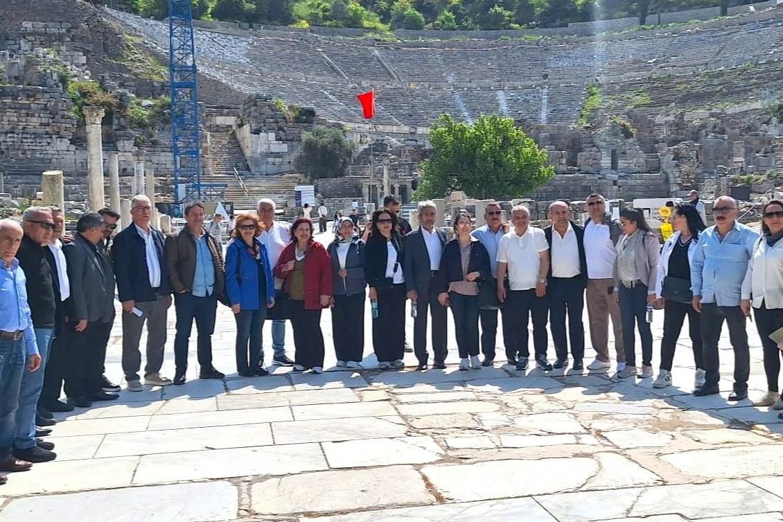 Bornova Muhtarlar Akademisi mezunları Selçuk'ta düzenlenen geziye katıldı.