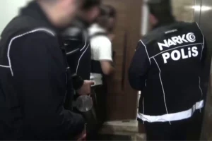 Beylikdüzü'nde polis ekiplerinin uyuşturucu operasyonunda ele geçirilen metamfetamin ve kimyasal maddeler.