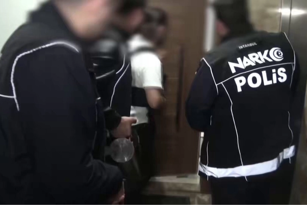 Beylikdüzü'nde polis ekiplerinin uyuşturucu operasyonunda ele geçirilen metamfetamin ve kimyasal maddeler.